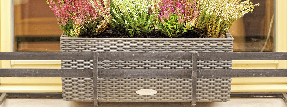 Кашпо из искусственного ротанга для оформления террас и балконов | МарКо