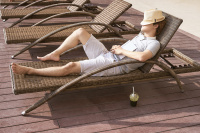 Плетеные шезлонги 2026. Главный тренд в дизайне уличной мебели