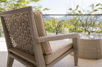 Уличные пространства уже нельзя назвать второстепенными. Террасы, балконы и патио стали местом отдыха не только летом, но и в течение всего года. Люди хотят, чтобы такие зоны выглядели уютно, были удобными и при этом не требовали сложного ухода. 