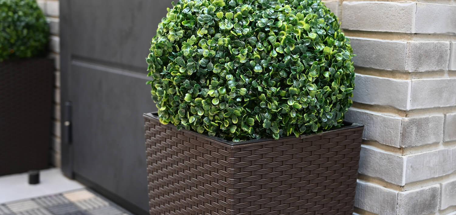 Кашпо из искусственного ротанга уверенно занимают место в оформлении террас и балконов благодаря сочетанию практичности и декоративности. Плетеная фактура смотрится естественно и гармонично рядом с деревом, камнем и текстилем. 