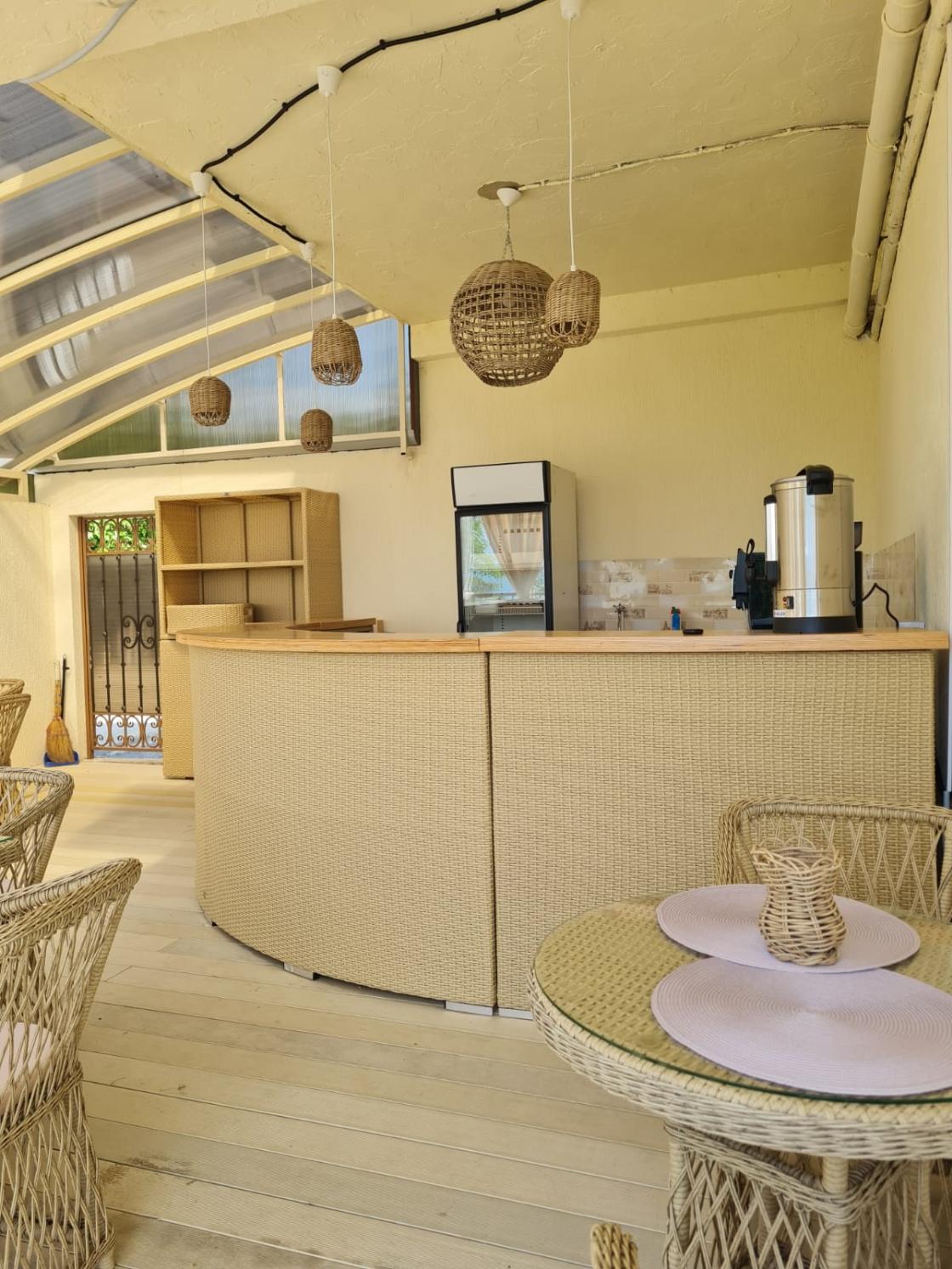 Когда речь заходит об искусственном ротанге, многие представляют классические плетёные диваны, стулья и столы. Однако современные технологии и креативный подход дизайнеров значительно расширили границы применения этого материала. Мастерская плетеной мебели Марко  (markorotang.ru) демонстрирует, как из искусственного ротанга можно создавать не только традиционную мебель, но и оригинальные предметы интерьера самого разного назначения.