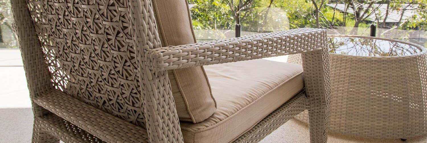 Уличные пространства уже нельзя назвать второстепенными. Террасы, балконы и патио стали местом отдыха не только летом, но и в течение всего года. Люди хотят, чтобы такие зоны выглядели уютно, были удобными и при этом не требовали сложного ухода. 