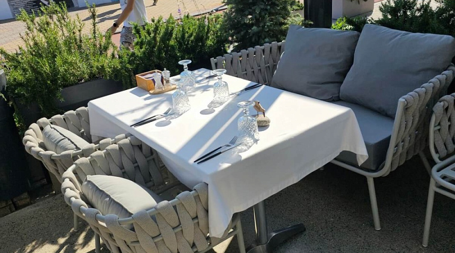 Мебель из роупа на летней террасе ресторана на берегу Черного моря (Сириус)