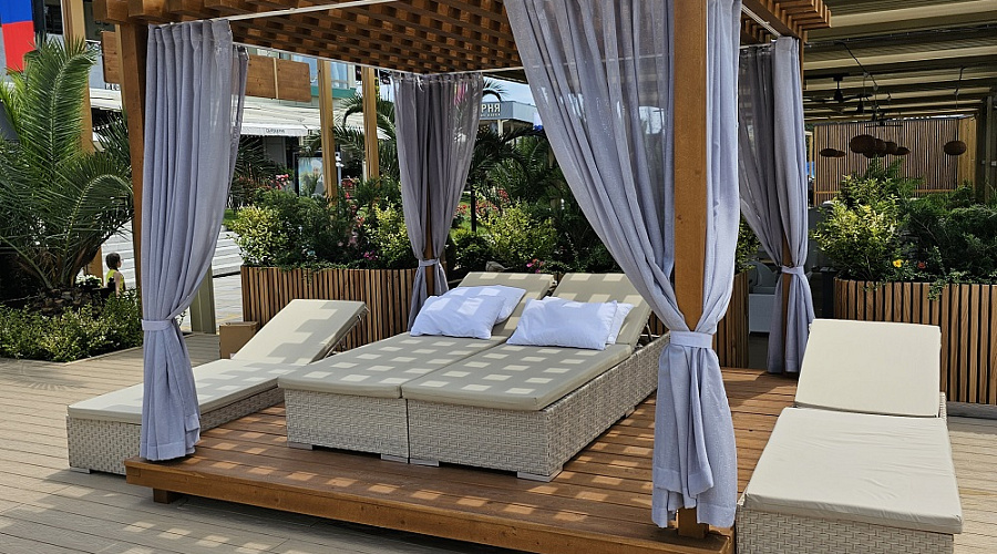 Пляжная мебель для нового бассейна в Адлере