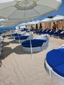 Кровать пляжная Море с синими подушками