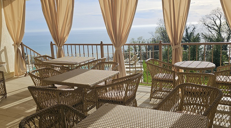 Терраса с видом на море: плетёная мебель для гостевого дома «Флоранс» (Сочи, Хоста)