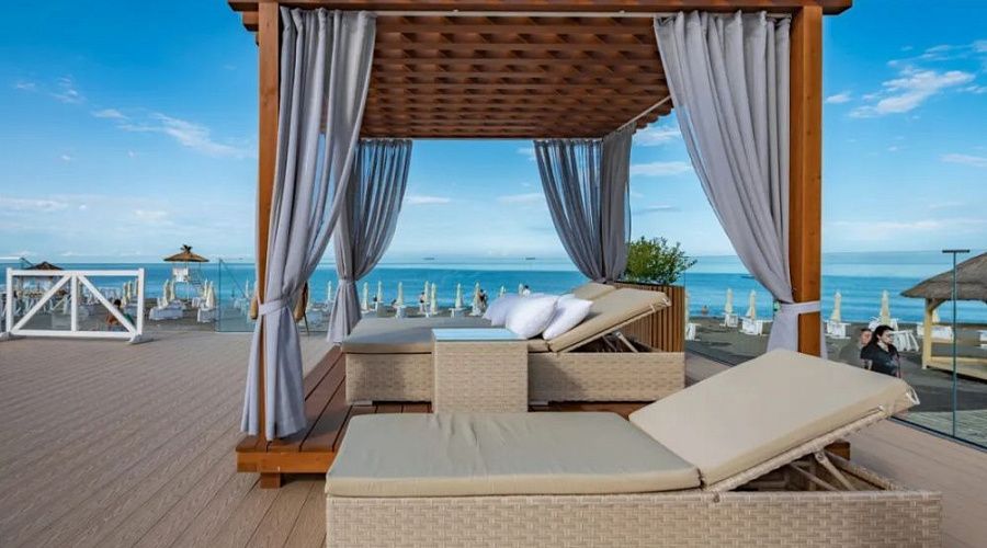 Лежаки из ротанга для пляжного клуба «Мандарин» в Адлерском районе Сочи