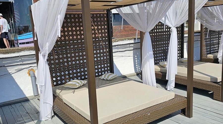 Алюминиевые беседки перголы на пляже Чайка в Адлере