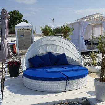 Кровать пляжная Море с синими подушками